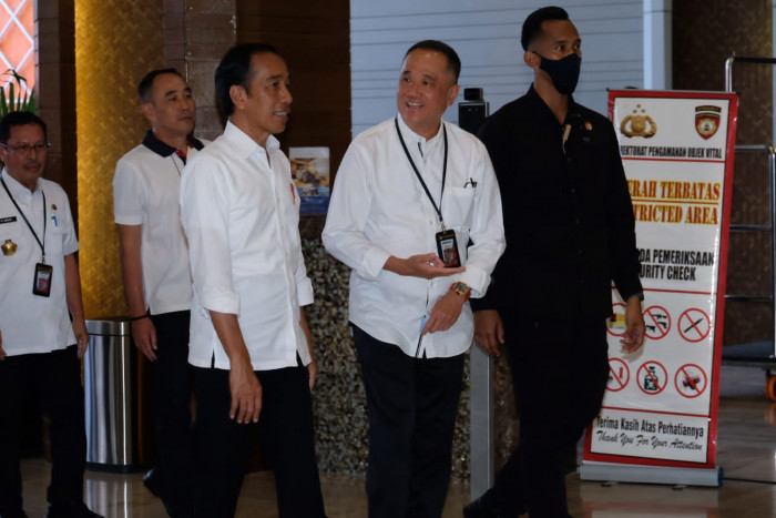 Ketua PSMTI Sambut Presiden Jokowi di Hotel Rinra Makassar