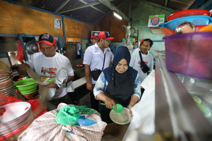 Komunitas Sopir Truk DKI Borong dan Bantu Etalase ke UMKM di Tanjung Priok