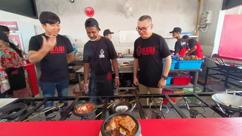 Restoran Ini Sajikan Sensasi Sambal yang Dibakar dalam Wadah Tembikar