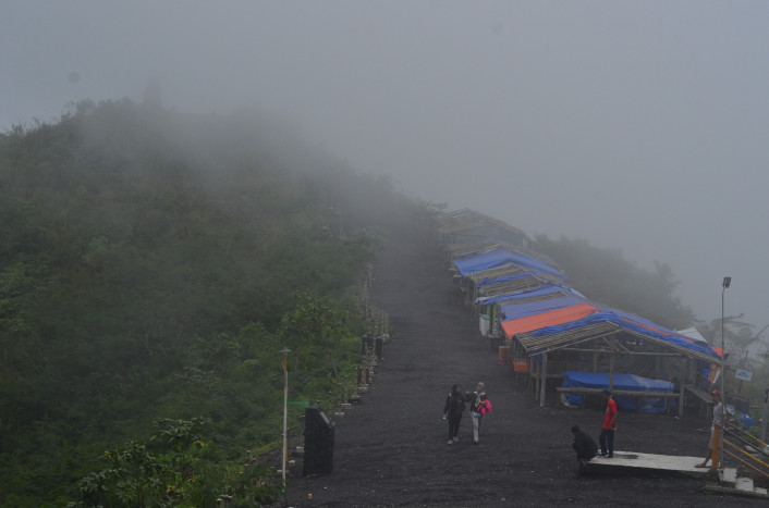 Tebing Kawah Gunung Galunggung Longsor, Wisatawan Dilarang Mendekat