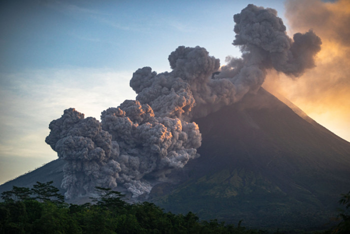 Gunung Merapi Kembali Keluarkan Awan Panas