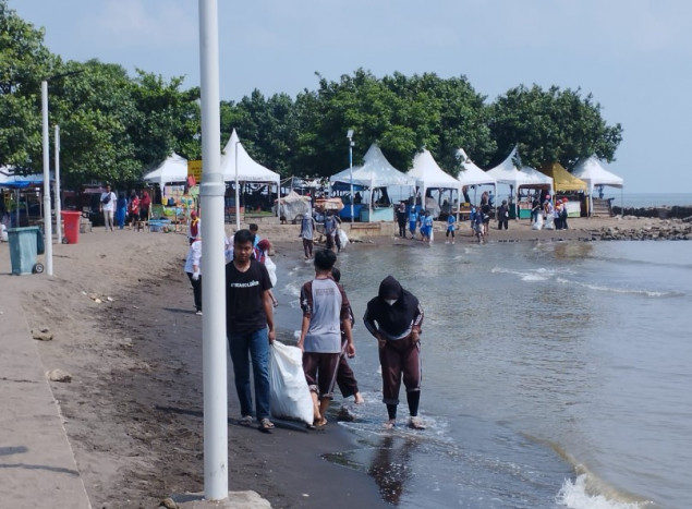 Acer dan Seasoldier Tanam Ratusan Bibit Mangrove dan Bersihkan Pantai