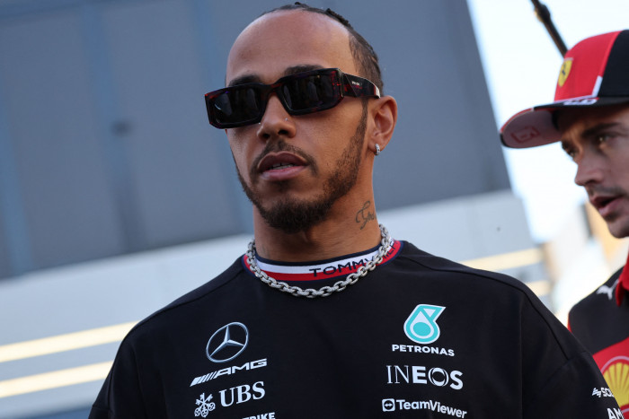 Hamilton Tegaskan Tekad Bertahan di Mercedes