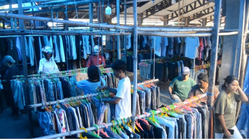 Jelang Lebaran, Warga Flotim Berburu Baju Bekas di Pasar Oka
