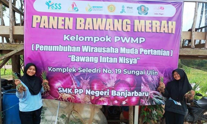 Siswi SMKPPN, Kementan, di Banjarbaru Budidayakan Bawang Merah 