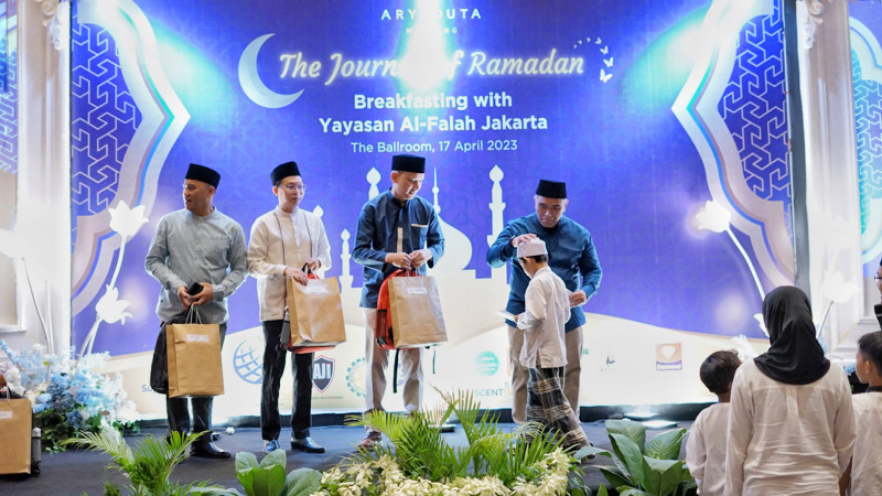 Aryaduta Menteng Berbagi Berkah Ramadhan dengan Yayasan Yatim Piatu