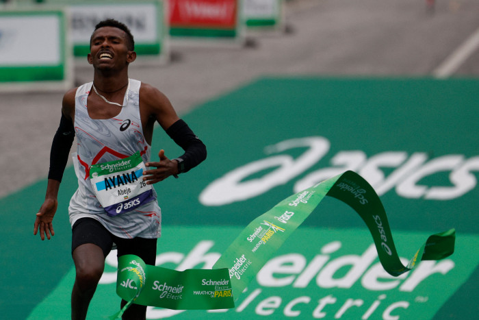 Pelari Ethiopia Abeje Ayana Juarai Paris Marathon