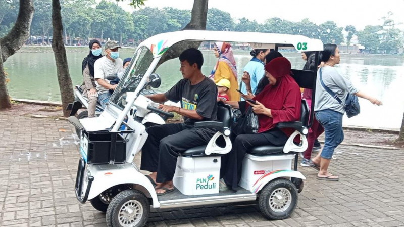 Kendaraan Listrik Serap Tenaga Kerja di Kampung Wisata Setu Babakan