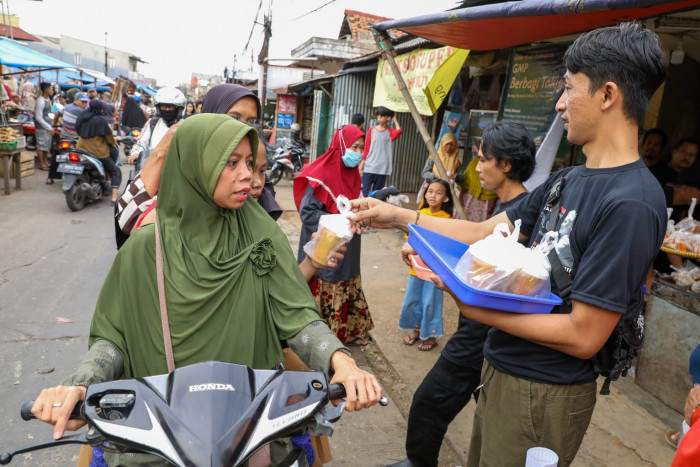 Sukarelawan GMP Bagikan Takjil kepada Warga dan Pedagang di Kota Bekasi