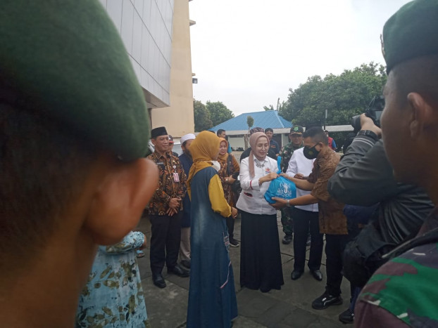 Kadin DKI Jakarta Bagikan Paket Sembako dan Bazar Murah Selama Ramadan