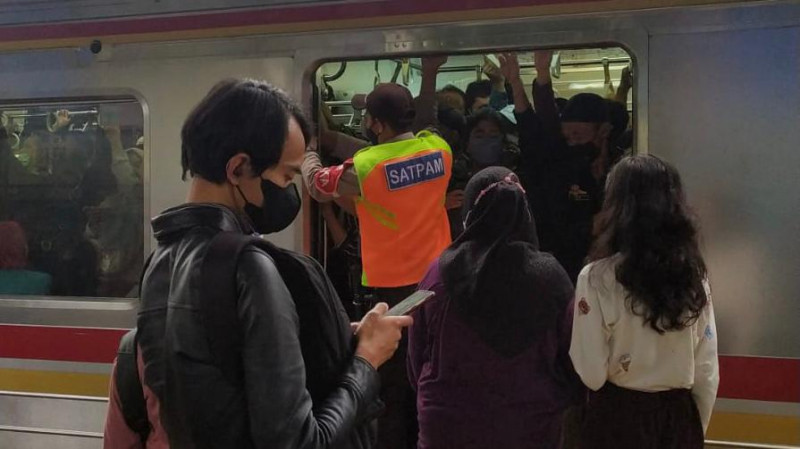 Penumpang KRL Maksa Masuk Gerbong Demi Kejar Waktu Berbuka