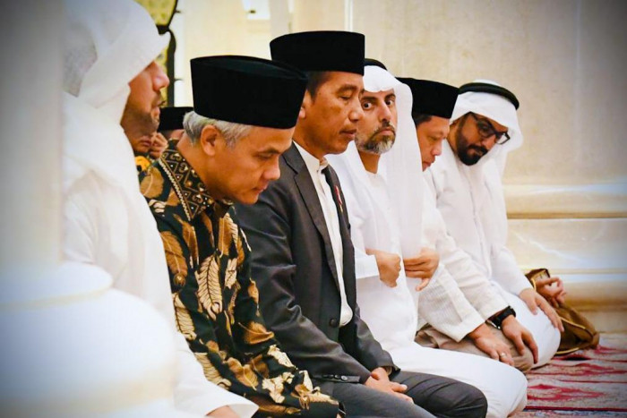 Jokowi dan Ganjar Salat Tarawih Bersama di Masjid Syekh Al Zayed