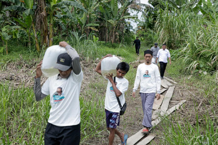 Relawan Ganjar Sumbang Jala dan Bibit Ikan untuk Para Nelayan di Oku Timur