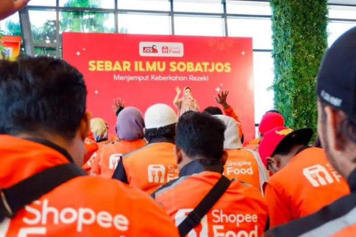 Ribuan Mitra Pengemudi Shopee Bersihkan Masjid