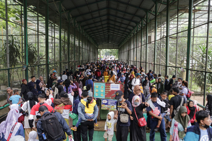 H2 Lebaran, Taman Margasatwa Ragunan Ramai Dikunjungi Wisatawan