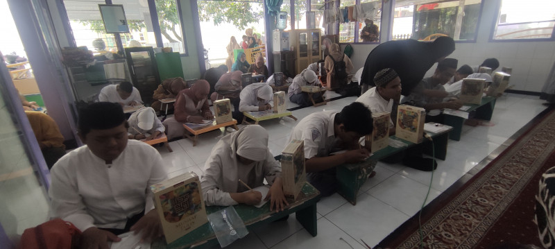 Ramadan, SLB AC Dharma Wanita Mengajar Siswa Menulis Al Quran  