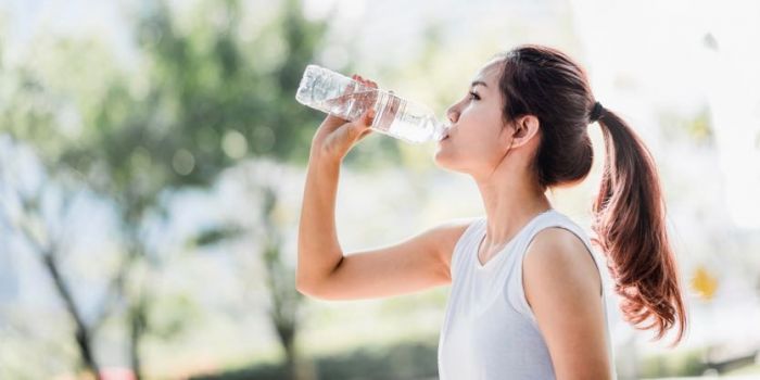 Minum Air Kemasan Melewati Tanggal Kedaluwarsa? Ini yang Terjadi