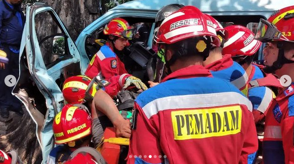 Angkot Tabrak Pohon di Jaktim, Satu Penumpang Terjepit