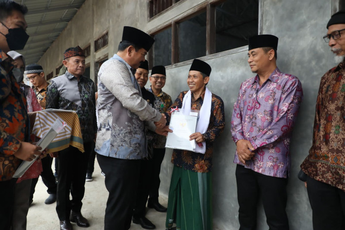 Menteri Hadi Serahkan Sertifikat Wakaf di Samarinda
