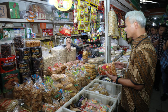 Cek Harga di Pasar Kudus, Ganjar Nyatakan Bahan Pokok Stabil, Pakaian Meningkat, Ekonomi Menggeliat
