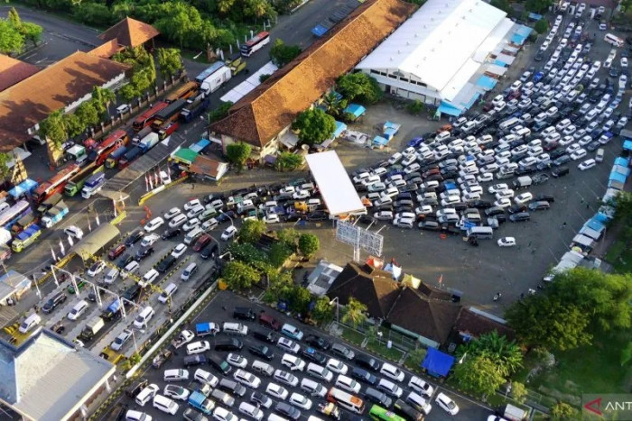 Mudik Lebaran, Antrean Kendaraan di Pelabuhan Gilimanuk Sampai 6 Kilometer