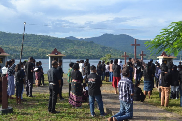 Ribuan Umat Katolik Ikut Ibadah Jalan Salib di Pelataran Taman Doa Kapela Tuhan Maninu