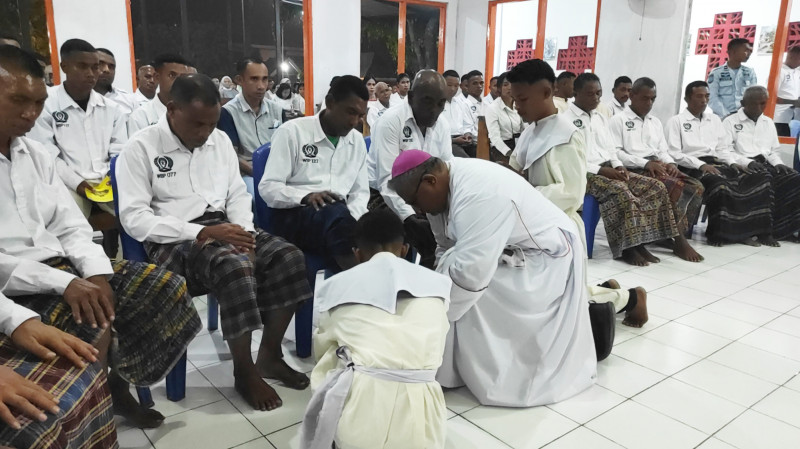 Uskup Maumere Basuh Kaki 12 Narapidana Saat Misa Kamis Putih