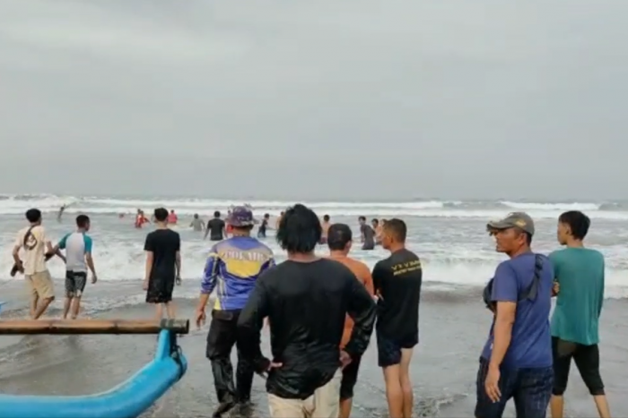Perahu Dihantam Ombak Pantai Pasir Putih, Satu Wisatawan Tewas