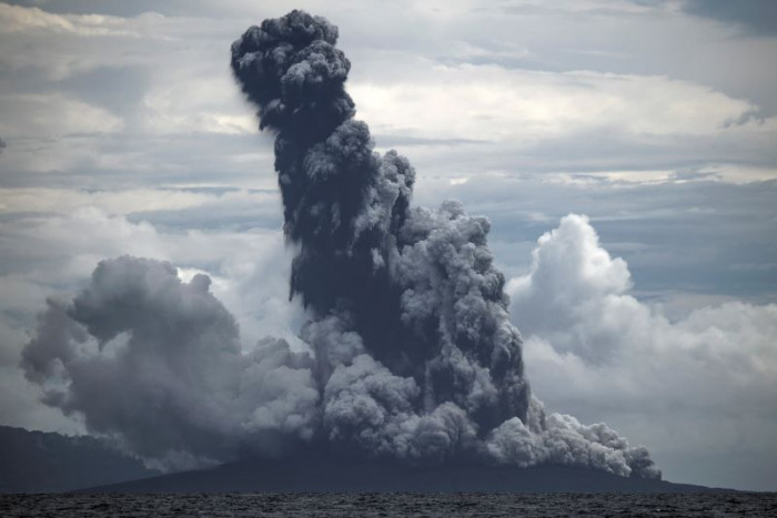 Gunung Anak Krakatau Erupsi, Abu Terlontar Sampai 3 Kilometer