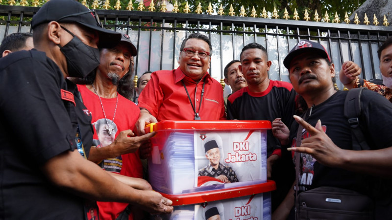 Relawan Serahkan 5 Juta KTP untuk Dukung Kemenangan Capres Ganjar 