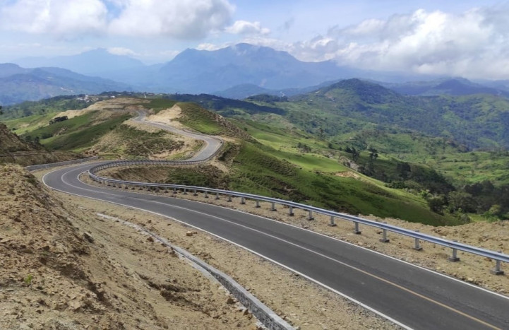 Dikelilingi Perbukitan dan Sabana, Jalan Perbatasan RI-Timor Kini Mulus