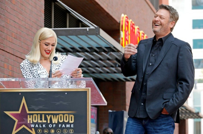 Gwen Stefani Bangga Blake Shelton Raih Bintang Hollywood Walk of Fame 