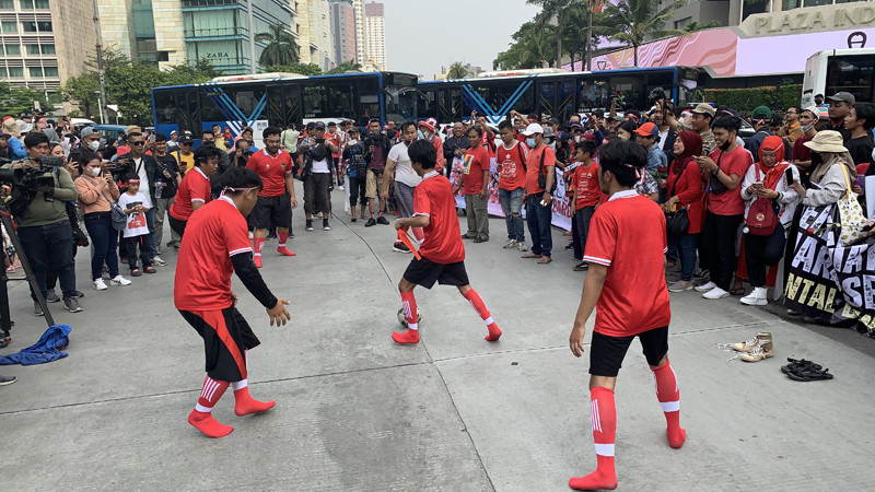 Aksi Teaterikal Meriahkan Bundaran HI Jelang Arak-arakan Timnas U-22