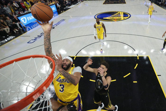 Davis Pimpin Lakers Kalahkan Warriors