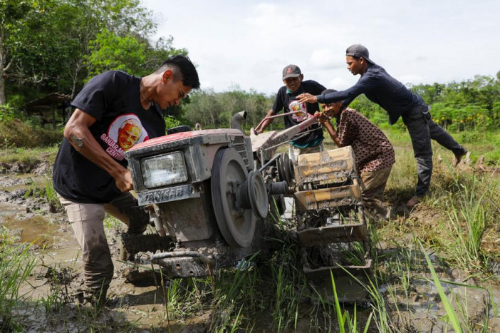 GMC Sumsel Serahkan Bantuan Bibit Padi dan Pupuk untuk Kelompok Tani di Musi Rawas