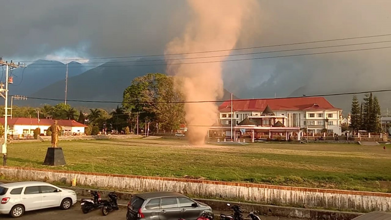 Angin Puting Beliung Kejutkan Warga Kota Ruteng NTT