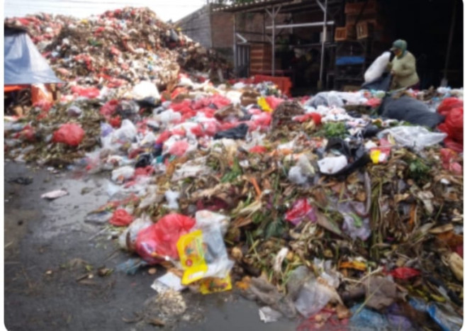 Miris! Sampah Menumpuk Berminggu-minggu Hingga Busuk di Sejumlah Pasar Tradisional Depok