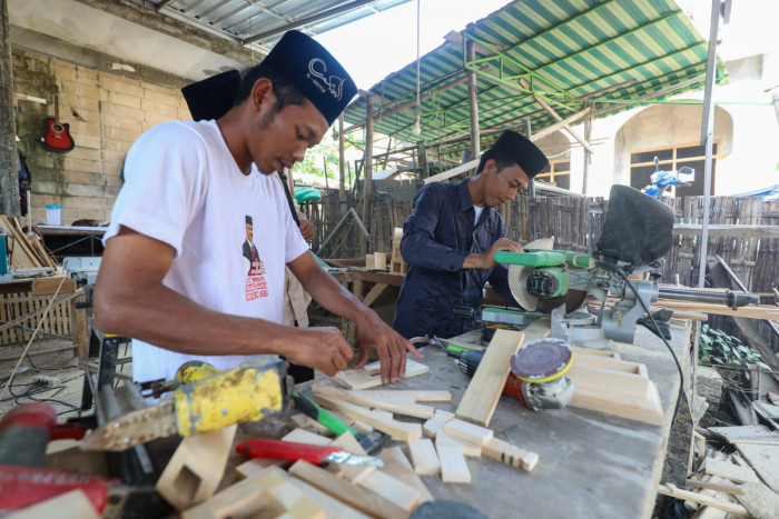 GGN Jatim Bekali Santri Ponorogo Keahlian Kerajinan Tangan dari Kayu