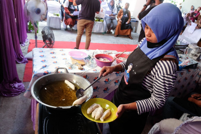 Sukarelawan Ini Bantu Istri Nelayan di Tangerang Jadi Wirausaha Lewat Pelatihan Olahan Ikan