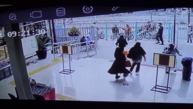 AKBP Buddy Berjalan Seorang Diri Ke Stasiun Jatinegara Dari Polres Jaktim, Gunakan Kaos dan Jaket Hitam