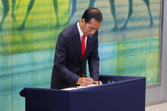 Jokowi Dikabarkan Segera Teken Keppres Perubahan Masa Jabatan Firli Cs 
