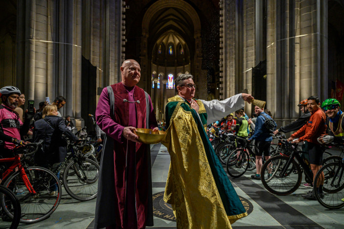 Pengendara Sepeda di New York Mendapat Pemberkatan dari Gereja