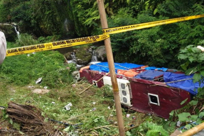 Polres Tegal masih Evakuasi Bus yang Masuk Sungai di Objek Wisata Guci