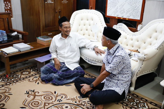 Ganjar Pranowo Sowan ke Gus Baha Sambil Nyantri