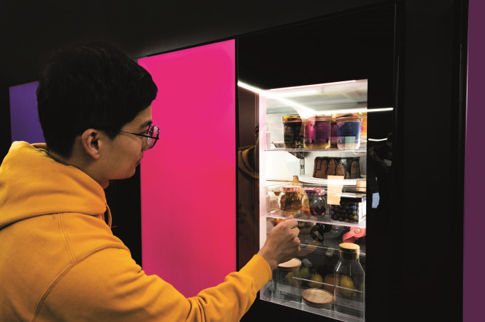 LG Luncurkan Kulkas InstaView Fridge dengan Teknologi Panel Pintu LED 