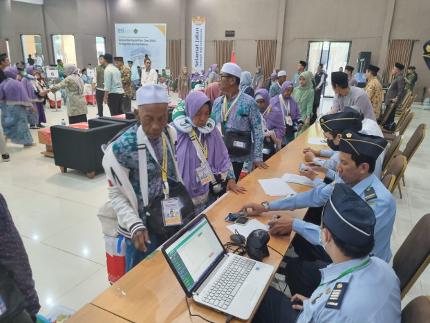 Imigrasi Surabaya Berangkatkan Kloter Pertama Calon Jamaah Haji 