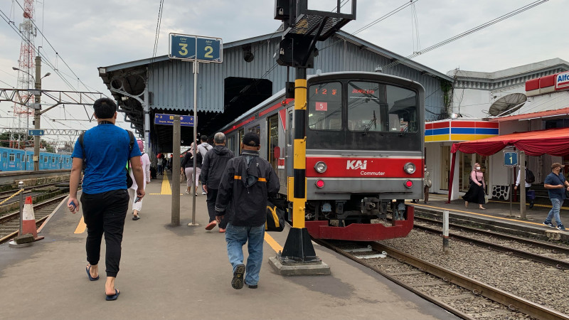 Luhut Lebih Setuju Produksi Kereta Dalam Negeri Daripada Impor KRL Bekas Jepang