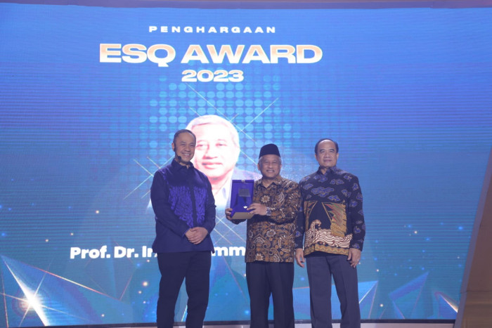 Mohammad Nuh Raih Penghargaan ESQ Award 2023