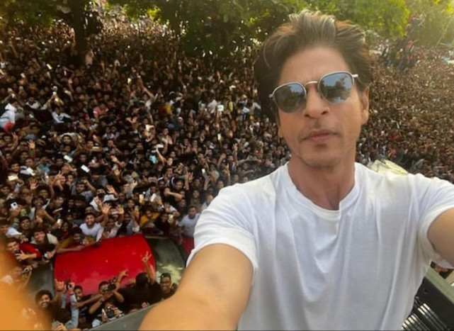 Shah Rukh Khan Menolak Diajak Selfie, Begini Komentar Penggemar