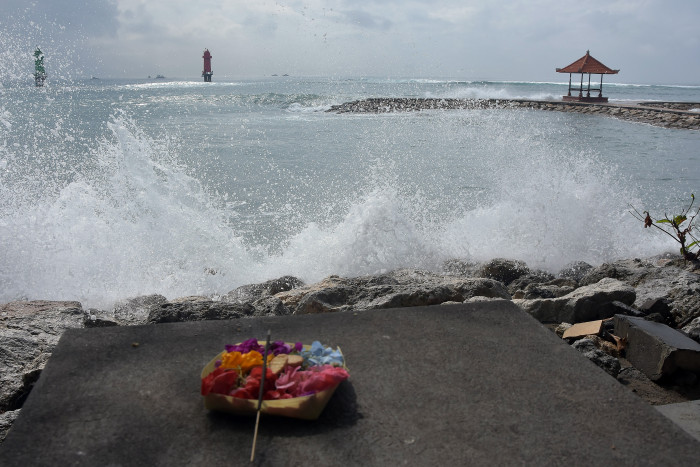 BMKG : Waspadai Gelombang Tinggi di Penyeberangan Bali  